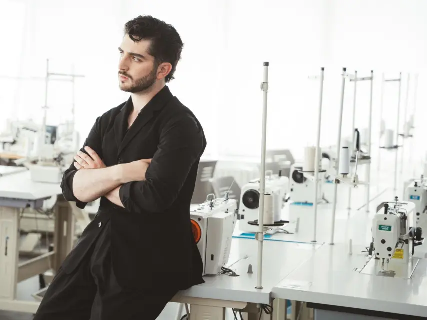 Vicente Martos, el 'couturier' jienense de 23 años que ya está en el radar de las famosas y crea con Sybilla
